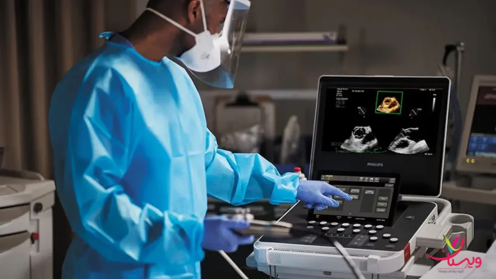اسکن قلب توسط متخصص متخصص قلب در حال مشاوره